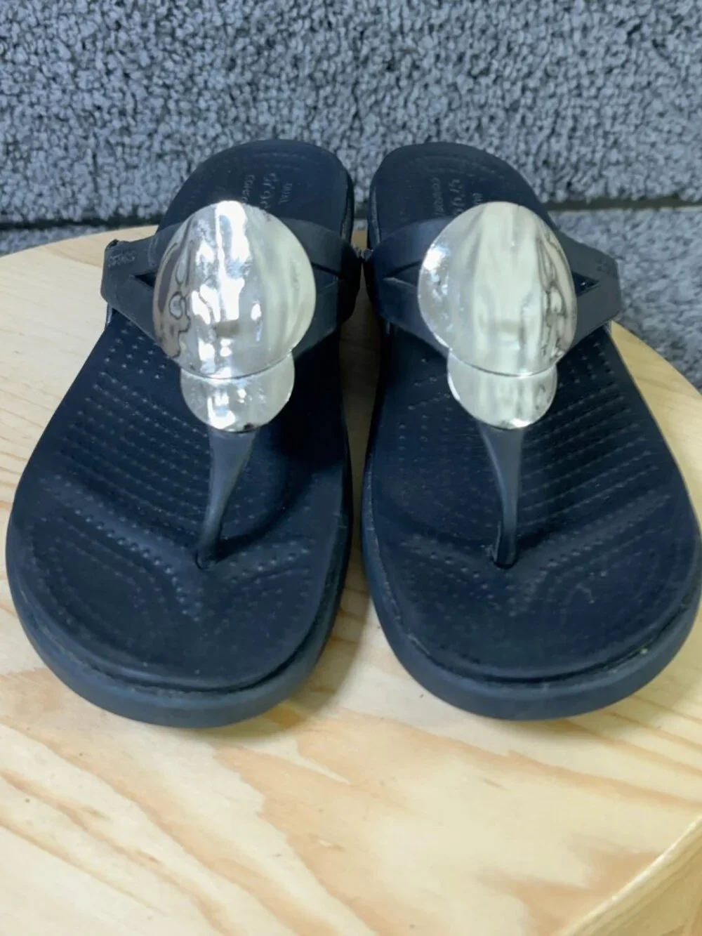 Crocs Sanrah Sandals Womens Size 10 Black Wedge Heel Slip On Thong Medallion